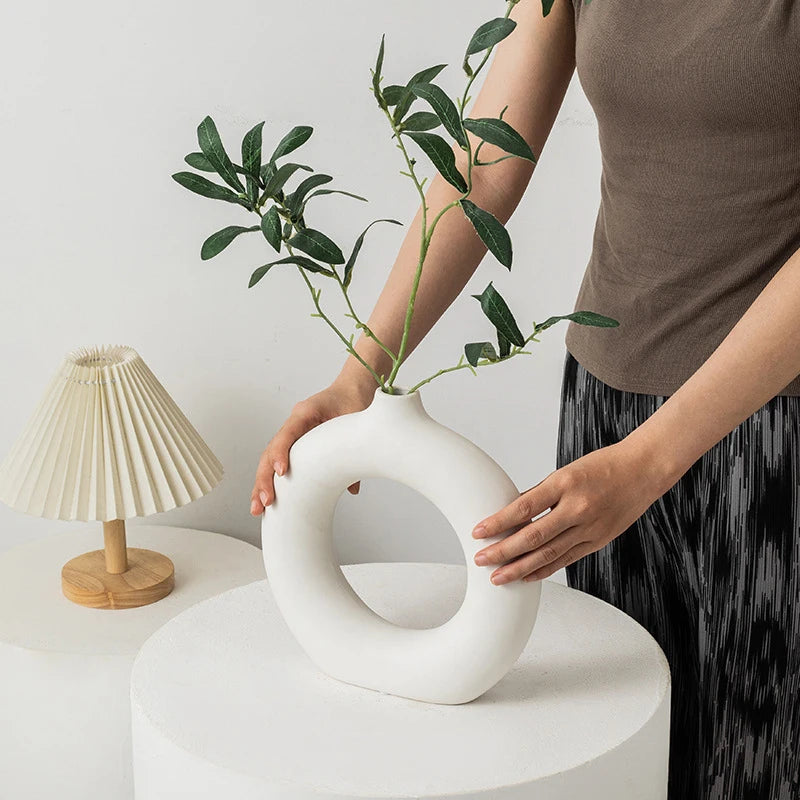 Nordic White Plastic Flower Vase – Modern Decorative Plant Pot for Floral Arrangements